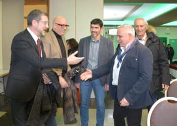 El presidente del jurado, Fernando Romera, saluda al poeta Pepe Carretero junto a los miembros del jurado; en el centro, el autor del primer premio: José Manuel Begines /AMADOR MARUGÁN