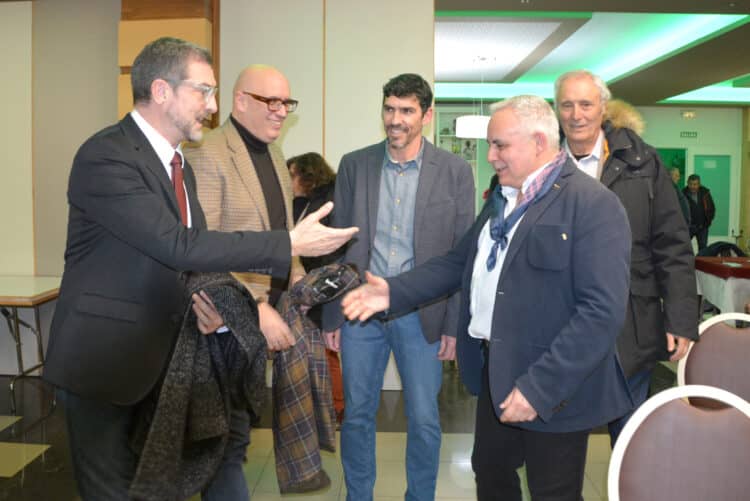 El XXIII Premio Internacional de Poesía ‘Jaime Gil de Biedma y Alba’ alcanza una participación de 623 obras 1 El presidente del jurado, Fernando Romera, saluda al poeta Pepe Carretero junto a los miembros del jurado; en el centro, el autor del primer premio: José Manuel Begines /AMADOR MARUGÁN
