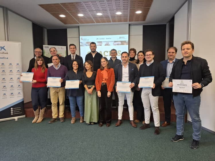 CaixaBank Dualiza, la FES y la Junta reconocen a 14 empresas segovianas por su compromiso con la FP 1 Entrega de diplomas a empresas embajadoras Dualiza. / FES