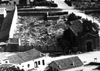 Junto a la ermita del Santo Cristo pueden apreciarse en esta imagen los restos del cementerio viejo.
