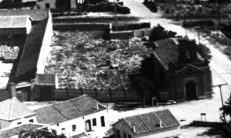 El culto a los muertos y los cementerios, una memoria colectiva (II) 1 Junto a la ermita del Santo Cristo pueden apreciarse en esta imagen los restos del cementerio viejo.