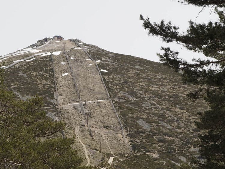 Rescatados veinte niños con síntomas de hipotermia en la Bola del Mundo 1 Estación de Navacerrada. / KAMARERO