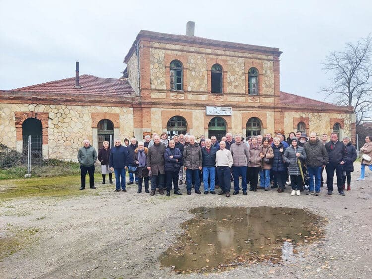 Los segadores que en tiempos usaban la estación para trabajar en la comarca, se acercaron para recordar viejos tiempos.