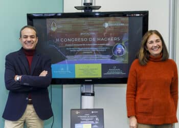 El CEO de Cibersegura, Abel Gómez, y la secretaria general de la FES, Beatriz Escudero. / NACHO VALVERDE - ICAL