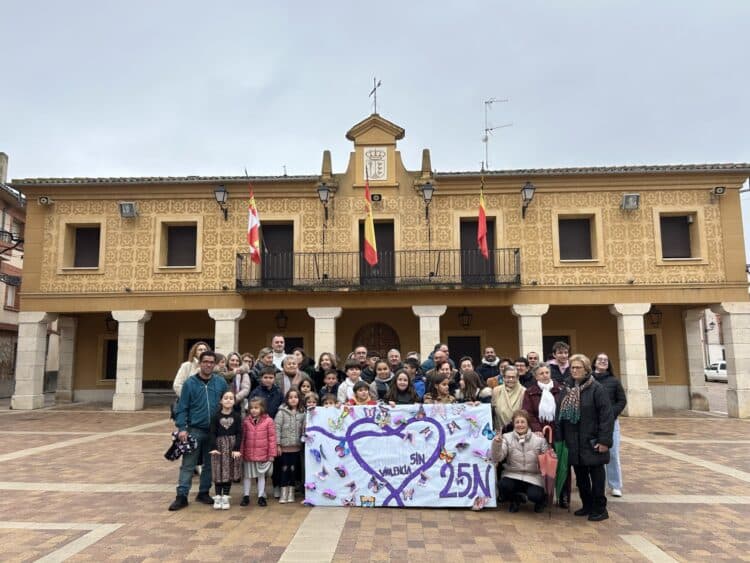 Fuentepelayo crea un mural conmemorativo del 25N / AYTO. DE FUENTEPELAYO
