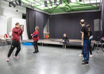 Taller ‘Cuerpos Creativos’ en la Sala ExPresa 2, bajo la dirección de Gomera Sánchez. / HÉCTOR CRIADO