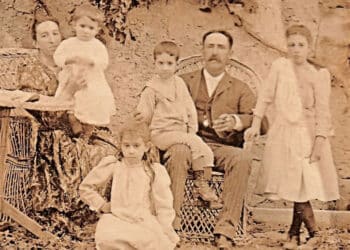 Los padres, Luis Contreras y Ramona López de Ayala, con los hermanos mayores, Ventura, Luis (en brazos de su padre), María Luisa y Cuca (en brazos de su madre).