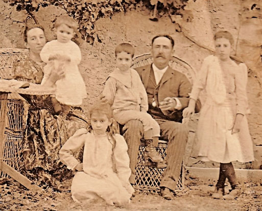 Juan de Contreras, marqués de Lozoya (I) 1 Los padres, Luis Contreras y Ramona López de Ayala, con los hermanos mayores, Ventura, Luis (en brazos de su padre), María Luisa y Cuca (en brazos de su madre).
