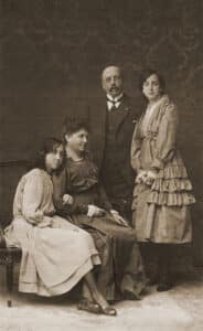 Juan de Contreras, marqués de Lozoya (I) 4 Sus tíos maternos, los Condes de Cedillo, con sus hijas, Josefina (de pie) y Constanza (quien será en el futuro su esposa).