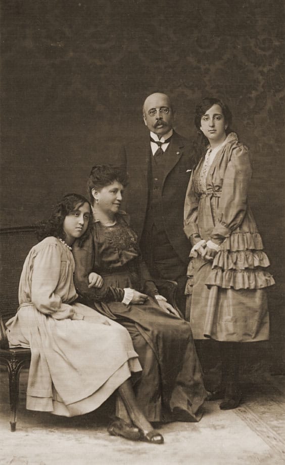 Juan de Contreras, marqués de Lozoya (I) 4 Sus tíos maternos, los Condes de Cedillo, con sus hijas, Josefina (de pie) y Constanza (quien será en el futuro su esposa).