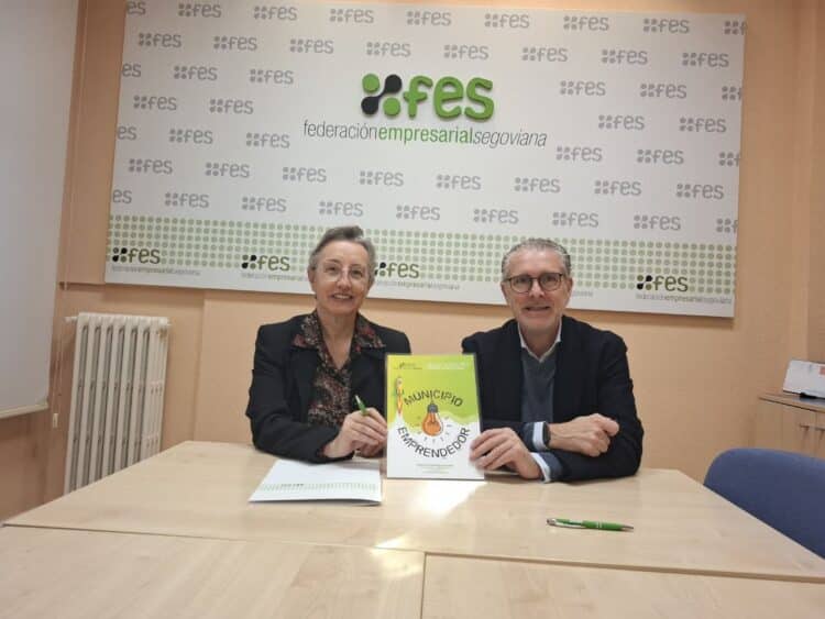 Fuentepelayo se suma a la Red de Municipios Emprendedores de la FES 1 Alba Sanz y Andrés Ortega en la firma del convenio / FES
