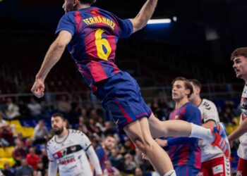 Dani Fernández en un instante del duelo entre Balonmano Nava y Barcelona./FC BARCELONA