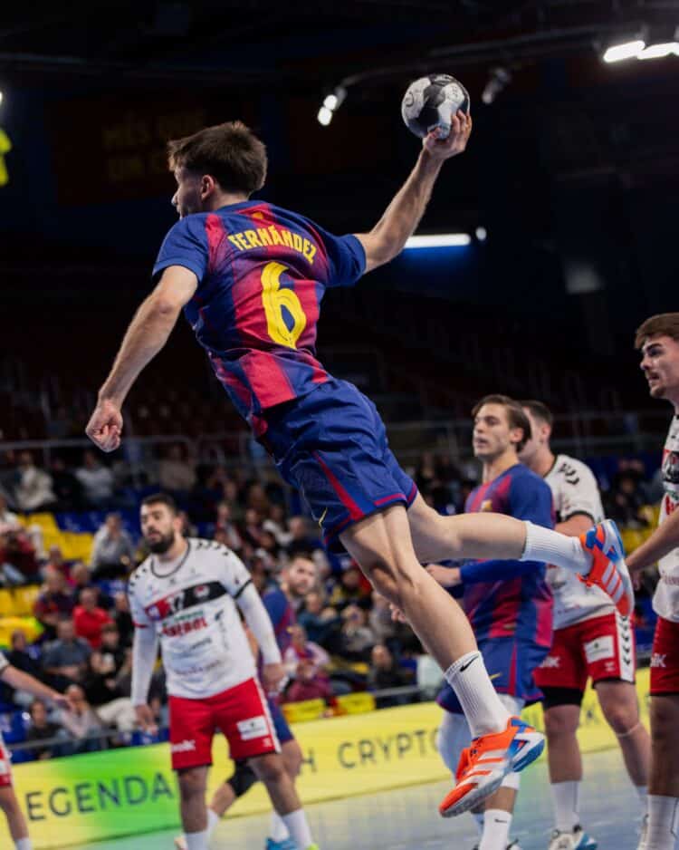 Dani Fernández en un instante del duelo entre Balonmano Nava y Barcelona./FC BARCELONA
