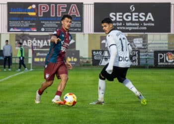 Iker controla la pelota durante un instante del encuentro entre Segoviana y Burgos B./HÉCTOR CRIADO