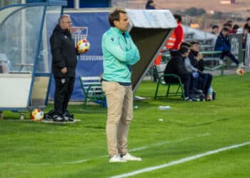 Iñaki Bea durante un instante del encuentro entre Segoviana y Burgos B./HÉCTOR CRIADO