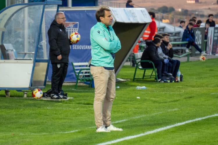 Iñaki Bea durante un instante del encuentro entre Segoviana y Burgos B./HÉCTOR CRIADO