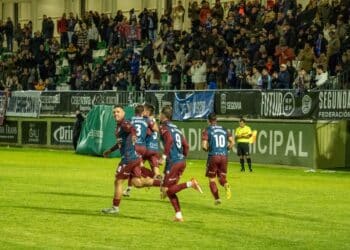 Los jugadores de la Gimnástica salen a la carrera tras anotar el empate. / Héctor Criado