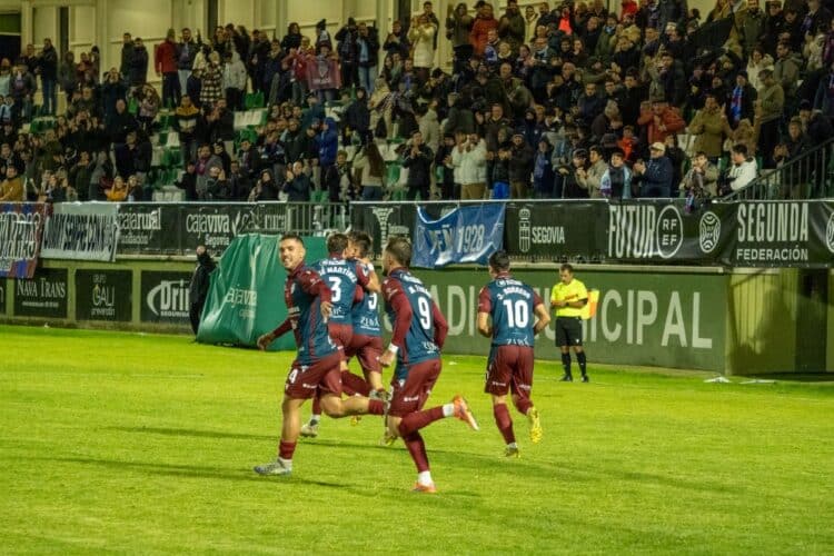 Josep Jaume salva los muebles en La Albuera 1 Los jugadores de la Gimnástica salen a la carrera tras anotar el empate. / Héctor Criado