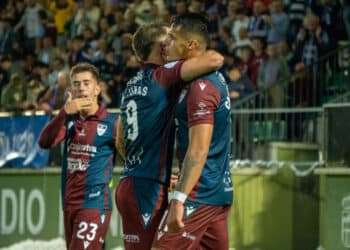 Álex Castro y Marc Tenas celebran un gol en el encuentro entre Segoviana y Real Ávila celebrado en el campo municipal de La Albuera./HÉCTOR CRIADO