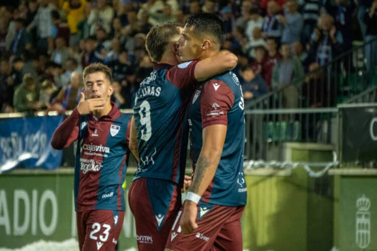 Álex Castro y Marc Tenas celebran un gol en el encuentro entre Segoviana y Real Ávila celebrado en el campo municipal de La Albuera./HÉCTOR CRIADO