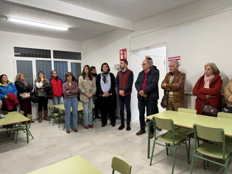 Asistentes a la inauguración. /AYUNTAMIENTO DE NAVAS DE ORO