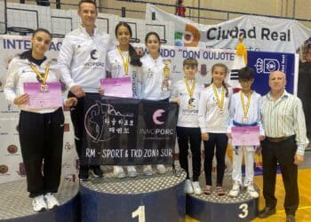 La delegación del club segoviano posa en el podio con las medallas logradas en Ciudad Real./RM SPORT INNOPORC