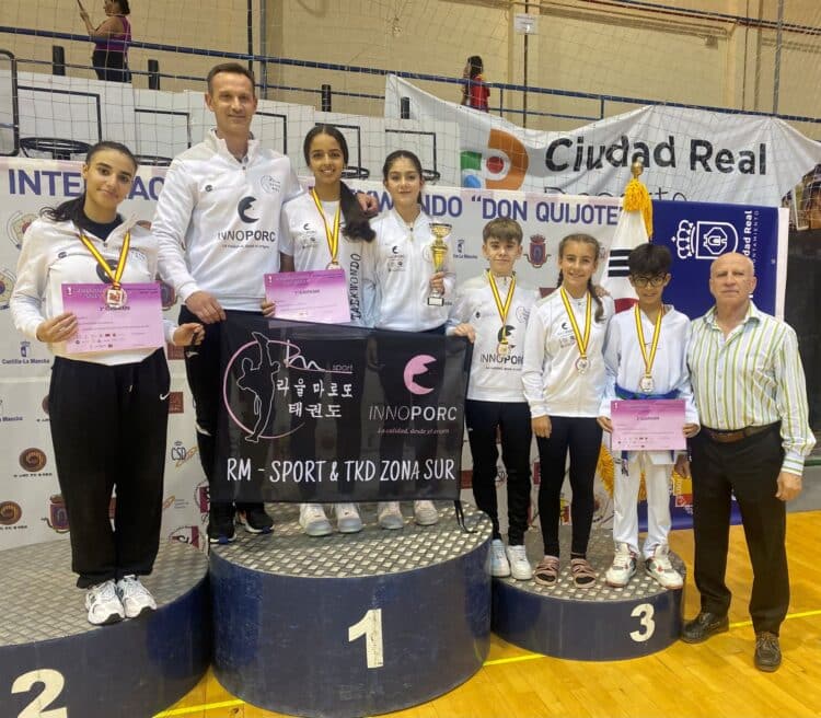 La delegación del club segoviano posa en el podio con las medallas logradas en Ciudad Real./RM SPORT INNOPORC