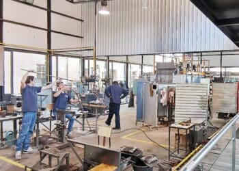 Alumnos en la fábrica de vidrio de La Granja