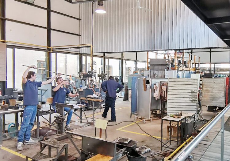 Alumnos en la fábrica de vidrio de La Granja