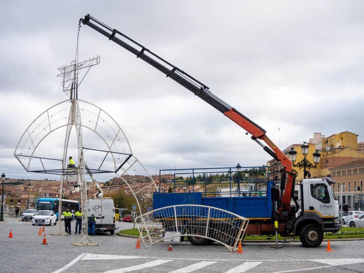 Instalación del Portal de Belén en la plaza de Artillería de Segovia. / HÉCTOR CRIADO