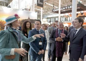 Ana Herrero, de Sepúlveda Viva, saluda al presidente de la Junta, Alfonso Fernández Mañueco, junto a los diputados provinciales Javier Figueredo y José María Bravo. / RUBÉN CACHO - ICAL
