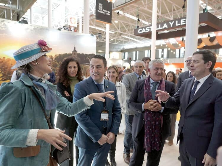 La oferta turística de la Diputación en Intur combina ciencia, historia y sensaciones 1 Ana Herrero, de Sepúlveda Viva, saluda al presidente de la Junta, Alfonso Fernández Mañueco, junto a los diputados provinciales Javier Figueredo y José María Bravo. / RUBÉN CACHO - ICAL
