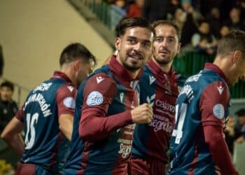 Ivo celebra el gol de la victoria de la Gimnástica Segoviana en el encuentro ante el Langreo disputado en La Albuera. /Héctor Criado