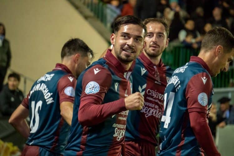 Ivo celebra el gol de la victoria de la Gimnástica Segoviana en el encuentro ante el Langreo disputado en La Albuera. /Héctor Criado