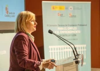 La consejera Leticia García, durante la inauguración de las Jornadas Técnicas de Orientación Profesional para el Empleo de Segovia. / Héctor Criado