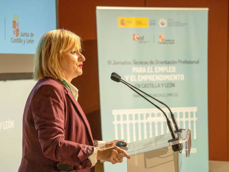 La consejera Leticia García, durante la inauguración de las Jornadas Técnicas de Orientación Profesional para el Empleo de Segovia. / Héctor Criado