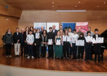 Foto de familia con los premiados.. Ayuntamiento