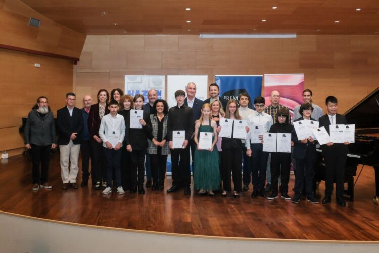 Foto de familia con los premiados.. Ayuntamiento