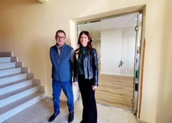 La delegada territorial con el alcalde de Condado de Castilnovo en la planta baja del Ayuntamiento / JCYL