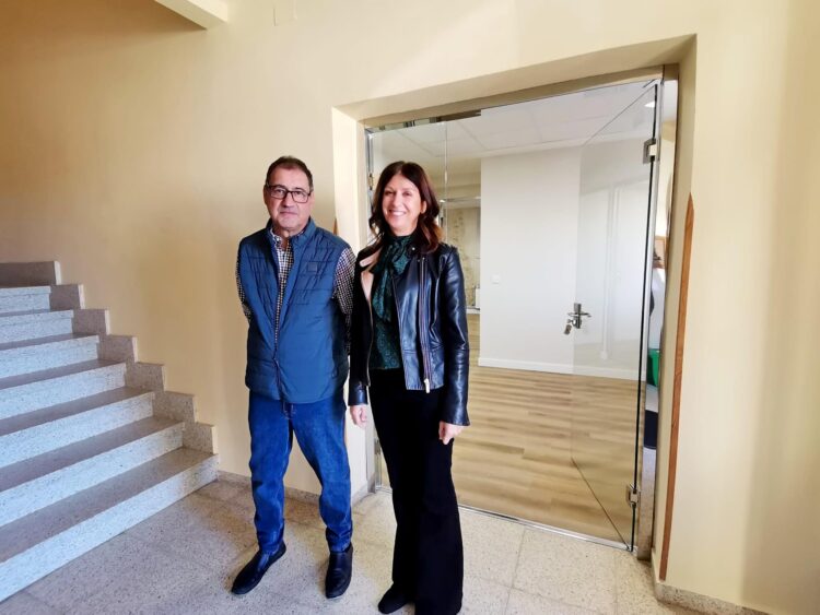 La delegada territorial con el alcalde de Condado de Castilnovo en la planta baja del Ayuntamiento / JCYL