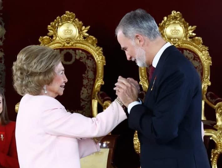 La reina Sofía recibe el Toisón de Oro de manos su hijo el rey Felipe VI.