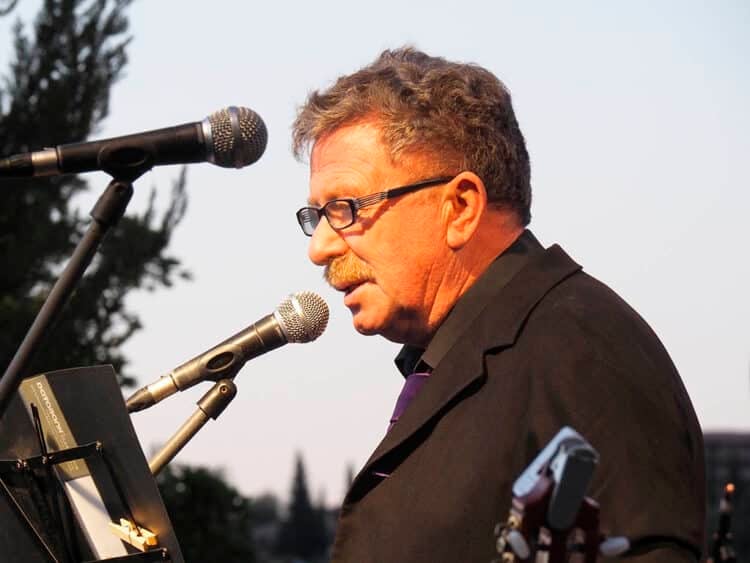 Fallece Luis Martín, miembro fundador del Nuevo Mester de Juglaría y alma mater de Folk Segovia 1 Luis Martín, durante un concierto del Nuevo Mester de Juglaría. / KAMARERO