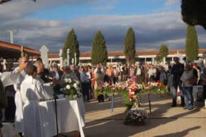 El culto a los muertos y los cementerios, una memoria colectiva (II) 2 Misa por los difuntos en el cementerio en noviembre de 2009.
