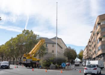 Instalación del mástil para colocar la bandera de España en la glorieta de Victoriano Hernando y Palacios. / HÉCTOR CRIADO