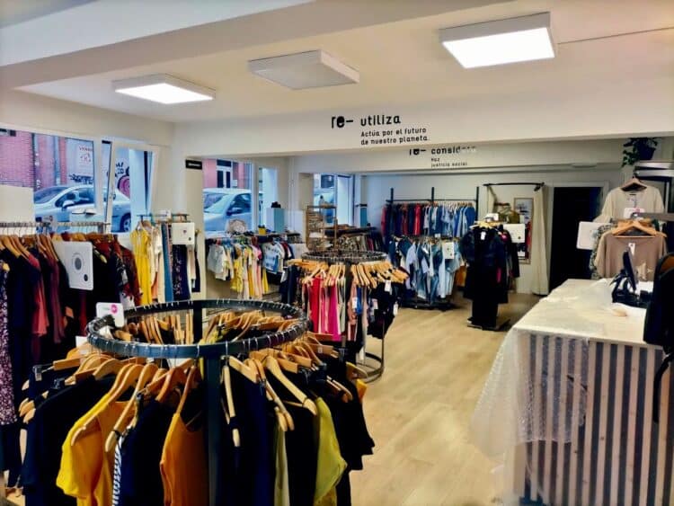 Tienda de moda reacondicionada de Cáritas en Segovia./ Cáritas Segovia