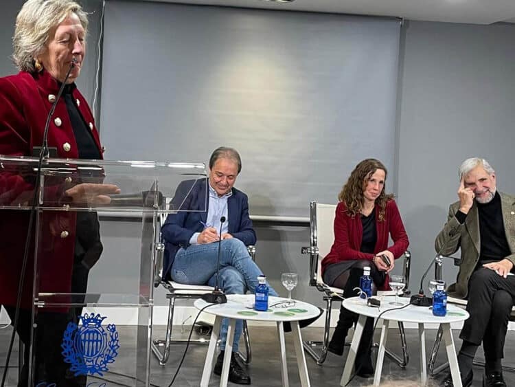 El Centro Segoviano de Madrid reclama soluciones urgentes contra la despoblación en Segovia 1 Moderadora y ponentes mesa redonda sobre despoblacion CSM