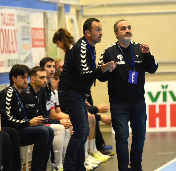 Álvaro Senovilla da instrucciones durante un instante del duelo entre BM Nava y REBI Cuenca./AMADOR MARUGÁN