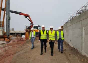El consejero Juan Carlos Suárez-Quiñones, segundo por la izquierda, visita las obras de la EDAR de Navalmanzano.
