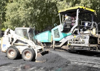 Obras de asfaltado en Segovia. / MARIO ANTÓN LOBO