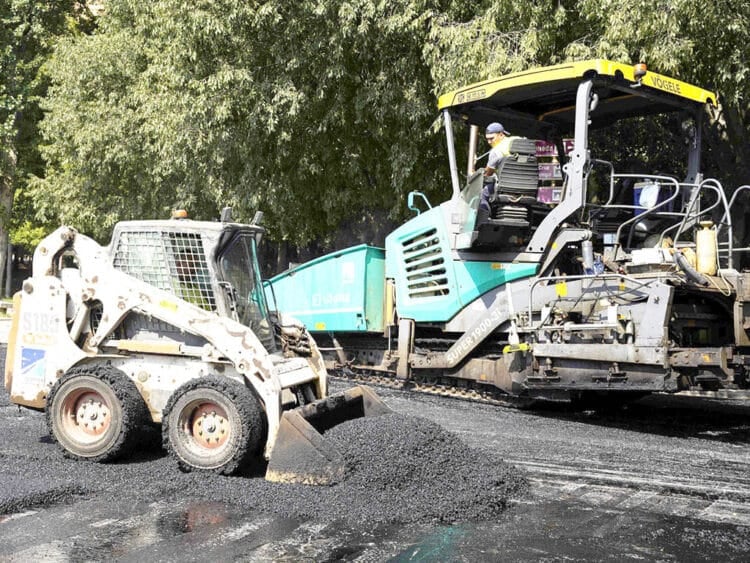 Obras de asfaltado en Segovia. / MARIO ANTÓN LOBO